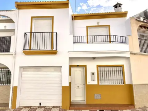 Casa adosada en calle de Raúl del Pozo
