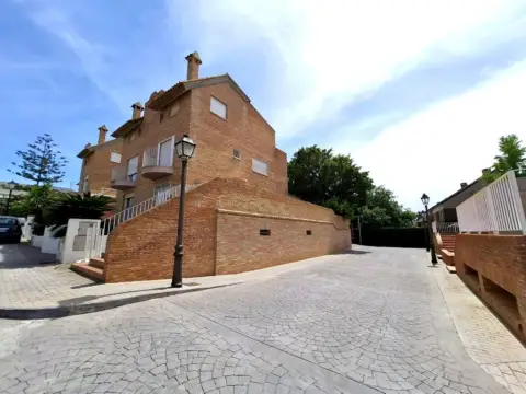 Casa adosada en calle Cedro