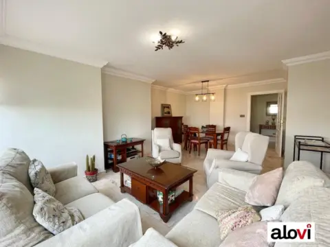 Piso en calle de los Alminares del Genil