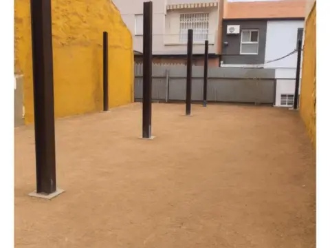 Terreno en calle de Gloria