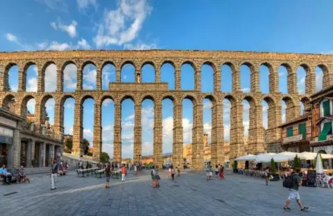 Edificio en Avenida del Acueducto