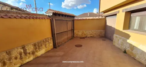 Casa pareada en calle Cuatro de Junio