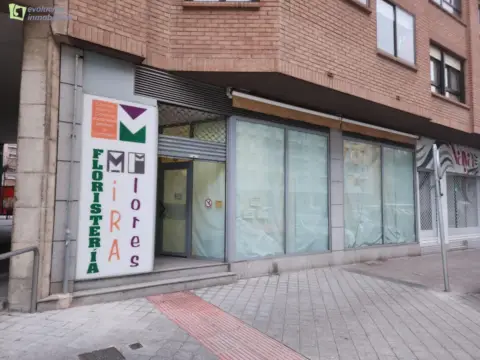 Local comercial en Avenida de calleja y Zurita