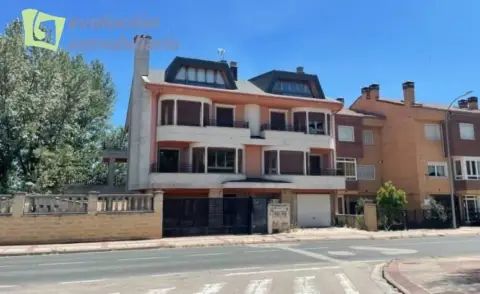 Casa adosada en Avenida de los Reyes Católicos, 78