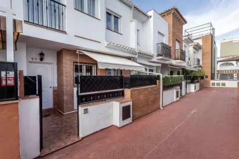 Casa adosada en calle de Villanova