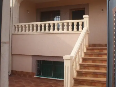 Casa adosada en Carrer la Sagra, 1