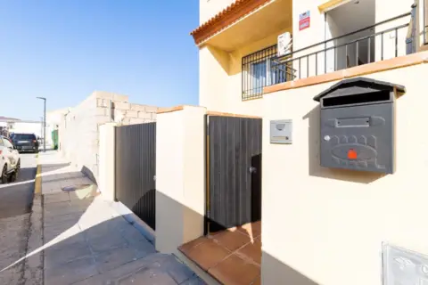 Casa adosada en calle de Almería, 17