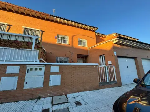 Casa adosada en Avenida del Valle