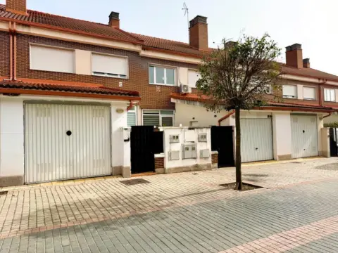 Casa adosada en calle de Sanson Carrasco