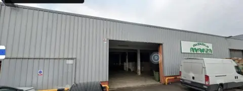 Nave industrial en Tanos