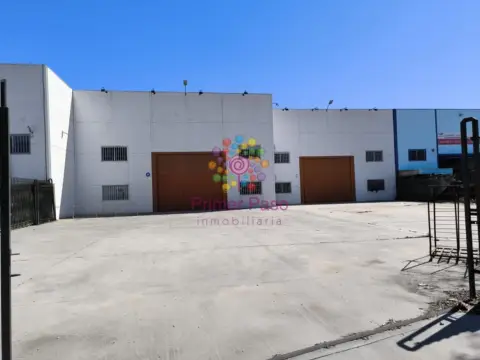 Nave industrial en calle de Castelao