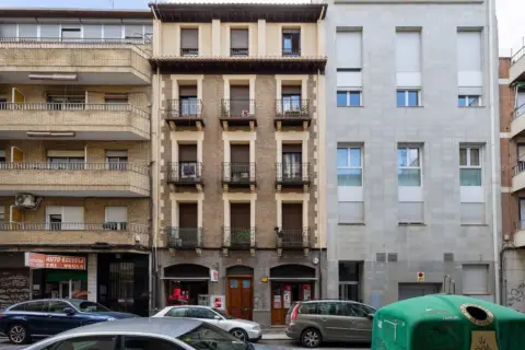 Edificio en calle Acera de Canasteros