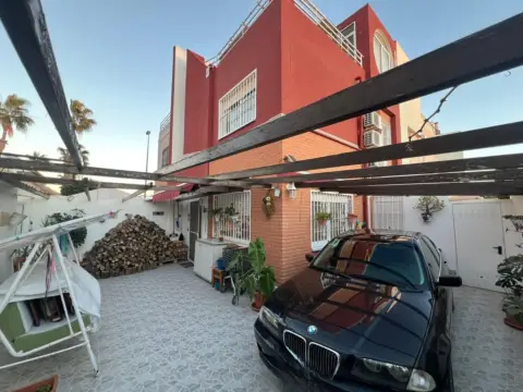 Chalet en Urbanización Perla del Mar