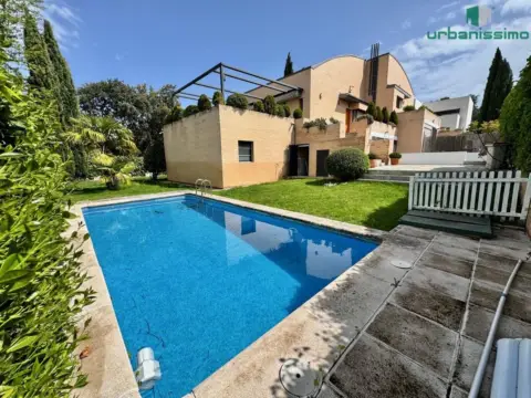 Casa pareada en calle de Jimena Menéndez Pidal