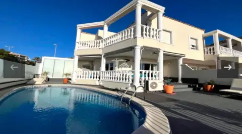 Casa pareada en calle Lugano, 1