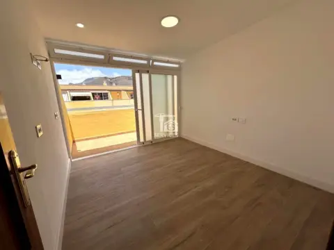 Casa adosada en calle La Ele