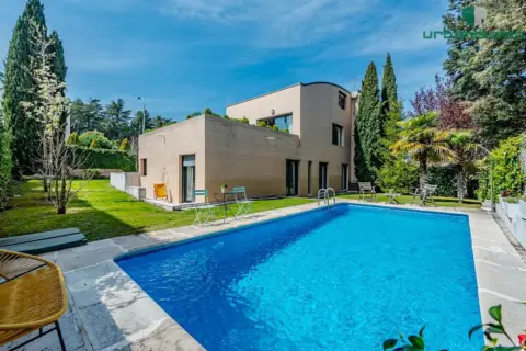 Casa pareada en calle de Jimena Menéndez Pidal