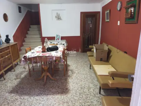 Casa en calle Cariñena, 42