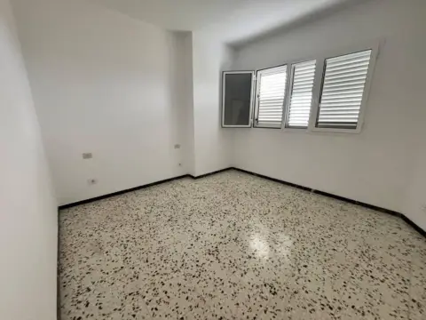 Piso en calle Crta de Almatriche