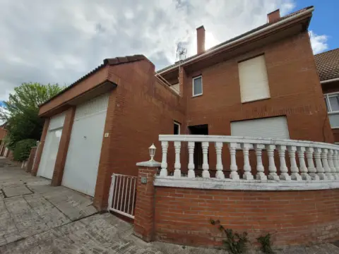 Casa adosada en Urb. Peñasolana