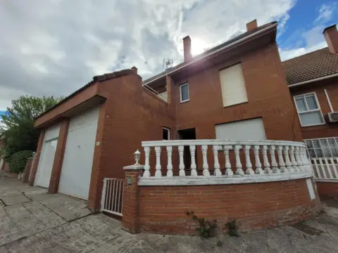 Casa adosada en Urb. Peñasolana