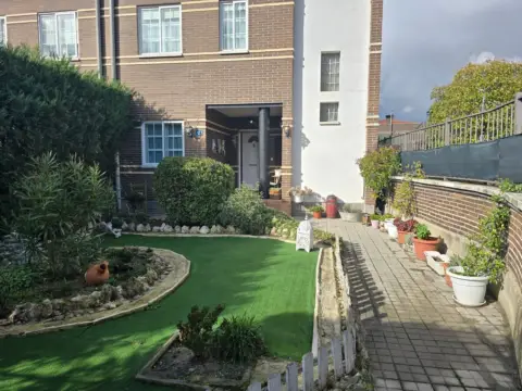 Casa pareada en calle de Valdevacas, 2