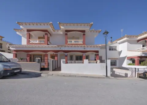 Casa adosada en calle Miguel de Cervantes