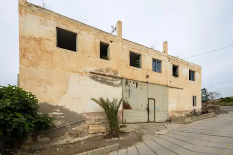 Edificio en calle de Castell de Ferro