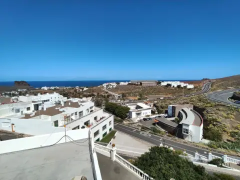 Casa adosada en calle Santa Maria Manrique de Lara
