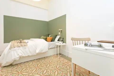 Habitación en calle de Homero, nº 25