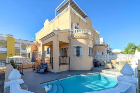 Casa adosada en Carrer del Pintor Boti-Villacosta I