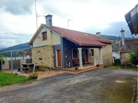 Casa pareada en calle Lugar O Pío Bora