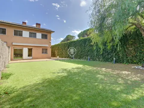 Casa adosada en Urbanizacion