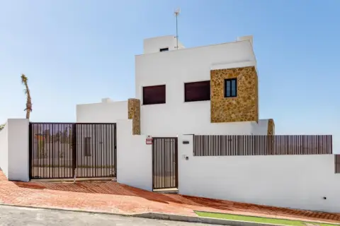 Chalet en Venta en Urbanización Golf Bahía