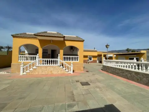 Chalet en Entre Viator y Pechina