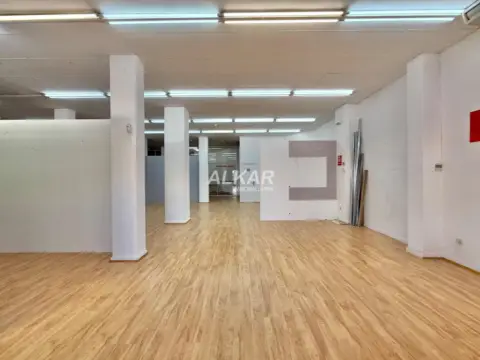 Local comercial en calle de Raimundo Lanas