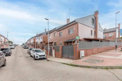 Casa pareada en calle Praga