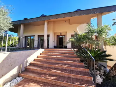 Chalet en Urb. Montepinar