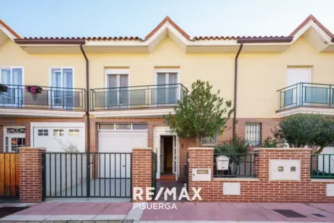 Casa adosada en calle Juan de Padilla, 12