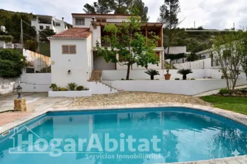 Chalet en Urbanización de las Cumbres
