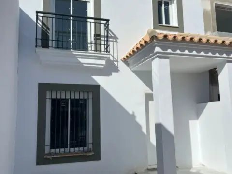Paired house in calle Gongora