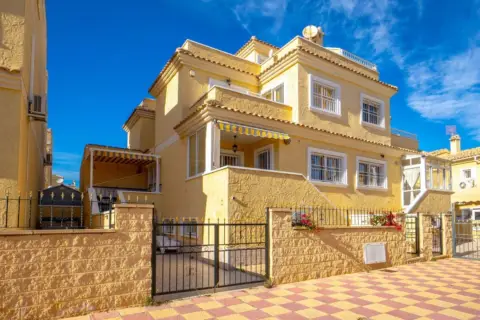Casa adosada en calle Maladeta