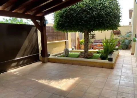 Casa pareada en calle de Capricornio