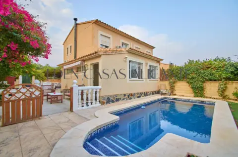 Casa adosada en calle Ametlers Els