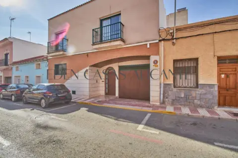 Casa adosada en calle Mayor
