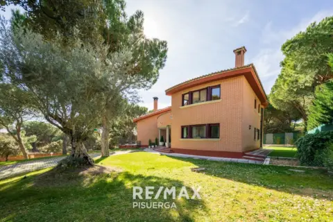 Chalet en Urbanización Móntico