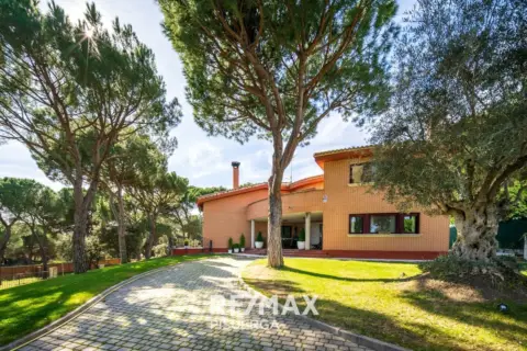 Chalet en Urbanización Móntico