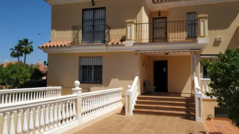 Chalet en Manantiales - Lagar - Cortijo