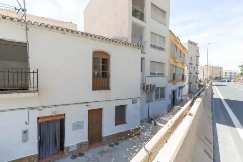 Casa adosada en calle La Mamola, nº 1
