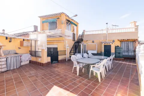 Casa adosada en calle de Rosa, 1
